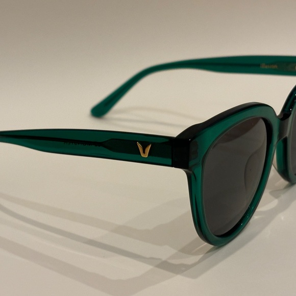 GENTLE MONSTER 'Illusion' Sunglasses (Green) with Matching Black Glasses Case - Picture 3 of 10